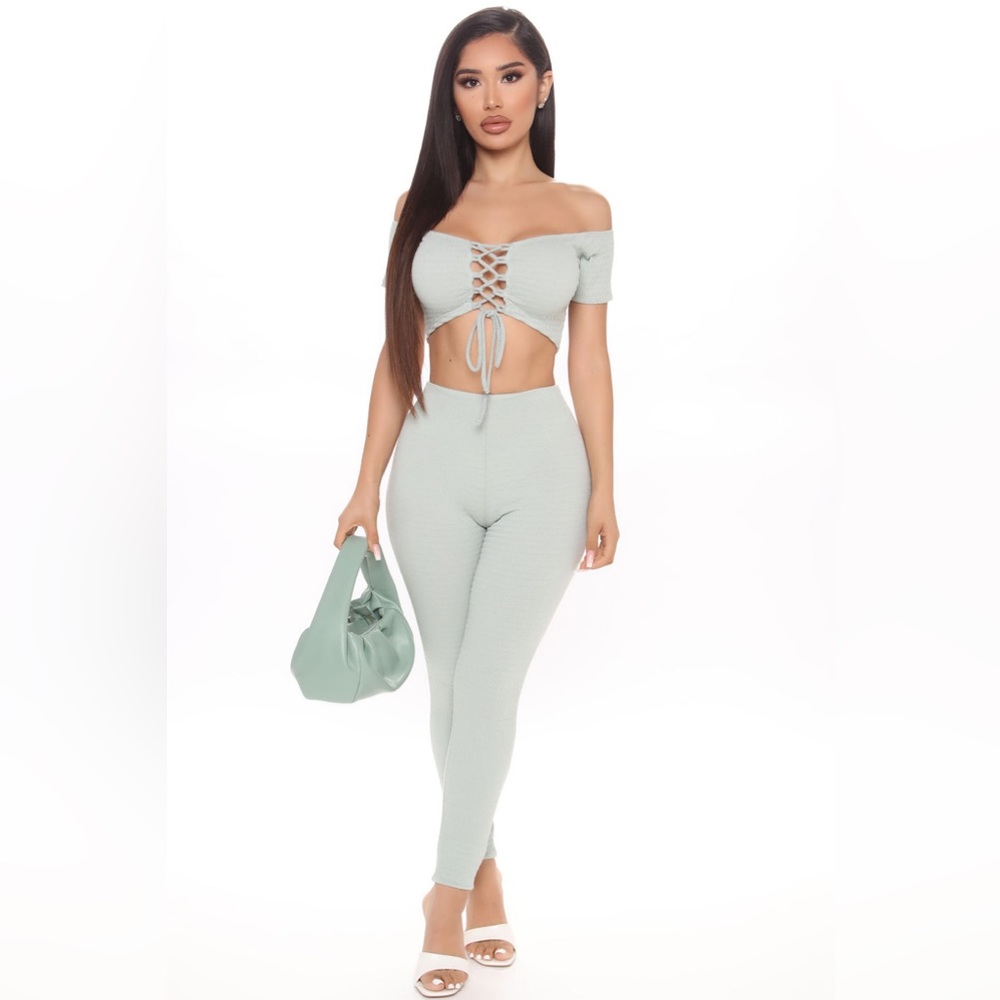 FASHION NOVA - Picture 3 of 4